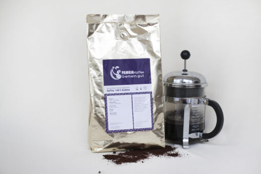Packung kolumbianischer Kaffee French Press davor gerösteter Kaffeebohnen Alubeutel