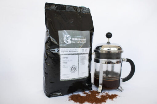 kilo espresso schwarzer alubeutel graues weisses Etikett Stempelkanne mit Kaffee drinnen und geröstete Bohnen vorne ausgebreitet