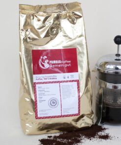 kilo kaffee goldener alubeutel rot-weisses Etikett stempelkanne mit Kaffee drinnen und geröstete Bohnen vorne ausgebreitet