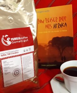 Geschenke unter 40 Euro Buch einer deutschen Lehrerin Kenia Tasse Kaffee goldenes Kaffeepäckchen Hintergrund Decke rot mit Streifen Bastkorb gemustert