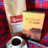 Geschenke unter 40 Euro. typische-decke-aus-kenya-kitenge-weiss-tasse-kaffee-1-kilo-kenia-top-ab-prestige