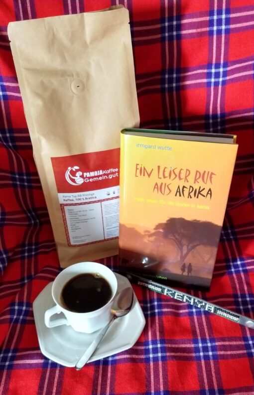 Geschenke unter 40 Euro. typische-decke-aus-kenya-kitenge-weiss-tasse-kaffee-1-kilo-kenia-top-ab-prestige