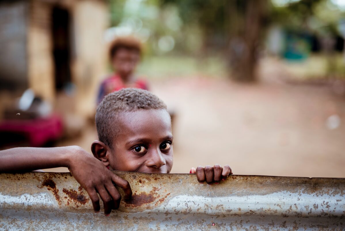 hungernder afrikanischer junge dünne arme