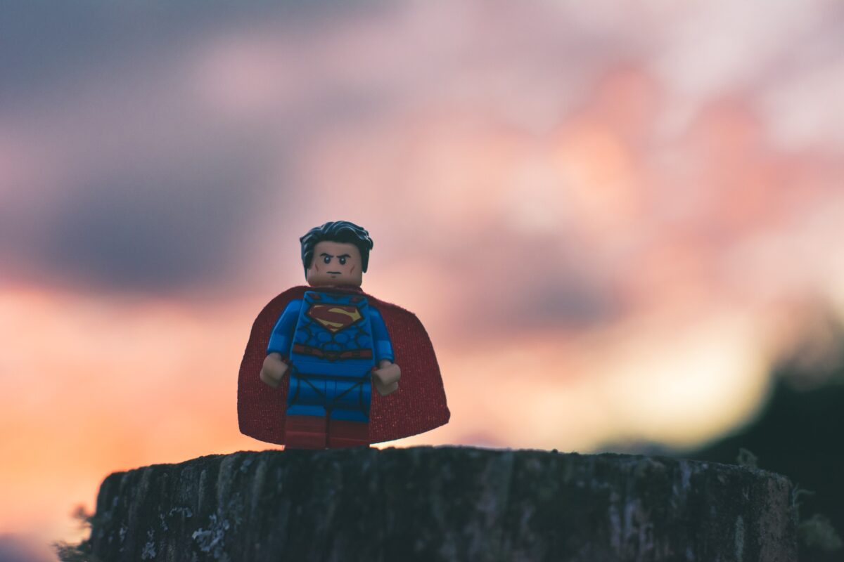 Spielzeugfigur superman verschwommener rötlicher Himmel hintergrund