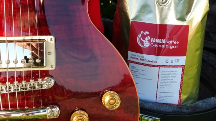 kenia kaffee rote kaffeepackung rote gitarre gitarrenkoffer wiese.