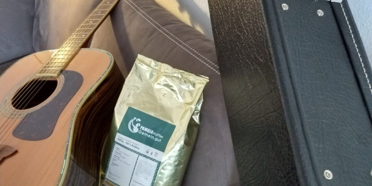 Sumatra Kaffee in goldener packung schwarzer Gitarrenkoffer Gitarre Hölzer ebony maccassar aus Indonesien