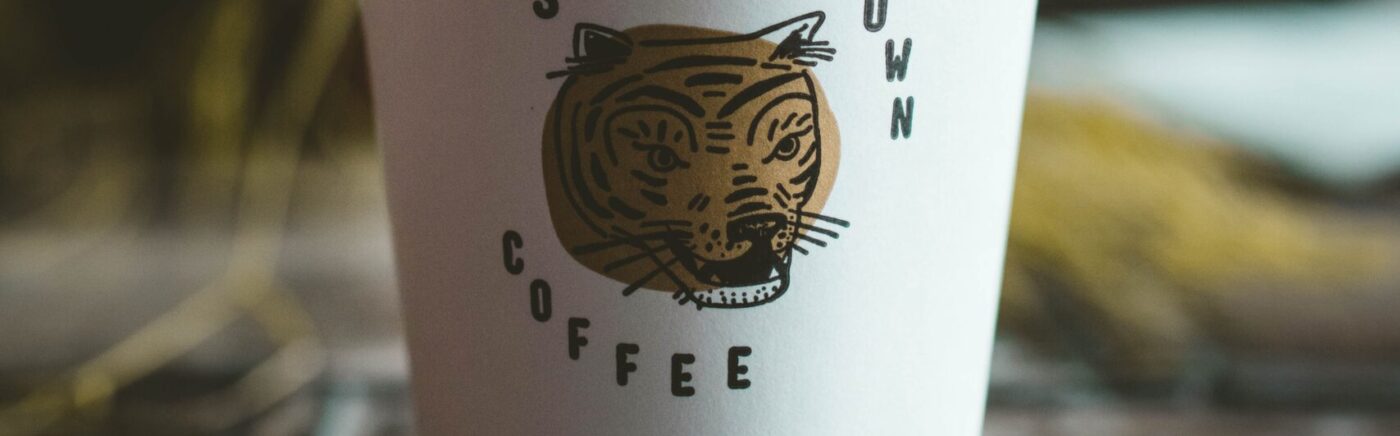 chinesische sternzeichen 2022 tiger auf pappbecher wort coffee