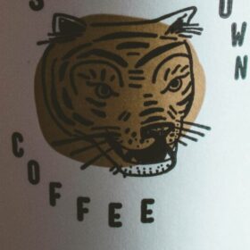 chinesische sternzeichen 2022 tiger auf pappbecher wort coffee